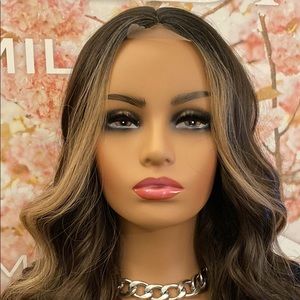 BROWN MIDDLEPART WIG WITH MONEYPIECE HONEY BLONDE HIGHLIGHTS